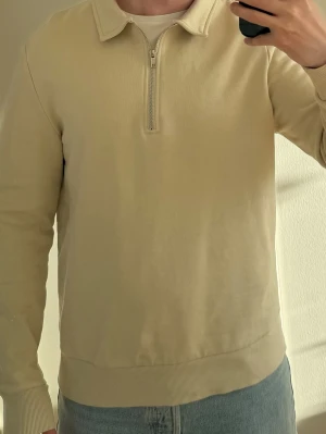 Half zip - Beige half zip från Asos. Storlek M. 