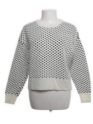 Vit och svart stickad tröja - Stickad tröja i vit och svart med coolt prickigt mönster. Rund halsringning och ribbade muddar vid ärmslut och nederkant. Perfekt för dig som gillar en avslappnad och trendig stil. Materialet känns mjukt och bekvämt.