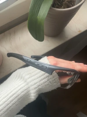 Grå sportglasögon från Oxdog - Säljer ett par innebandy glasögon från Oxdog med grå båge och genomskinliga linser. Använt 2 gånger knappt. Kommer i original box och bandet bak finns med