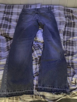 Zara Flared Jeans - Säljer dessa helt oanvända flared Zara jeans pga att jag köpte fel storlek och glömde lämna tillbaka i tid🙁| Skicka: 10/10 | Storlek: Eur 36 | Har bara legat i min garderob | Pris kan diskuteras vid snabb affär🤝