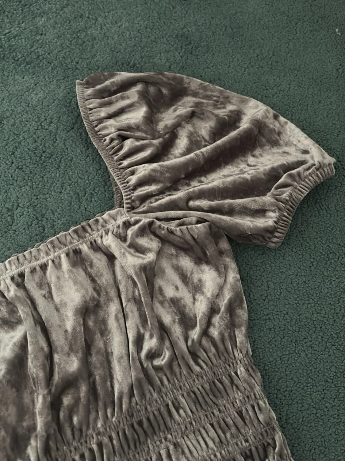 Grå sammetsklänning med puffärm - 2