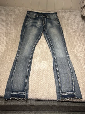 MNML Blåa flared jeans - Säljer dessa pga att dom används ej | Skick: 8/10 | Storlek: 30 | Pris kan diskuteras vid snabb affär🤝