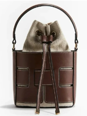 Brun bucket bag från H&M - Säljer en snygg bucket bag från h&m! Väskan har ett coolt rutmönster, dragskostängning och ett robust handtag. Perfekt för dig som vill ha en trendig och unik handväska med plats för det viktigaste.                                                               Skriv vid frågor eller för fler bilder!💕