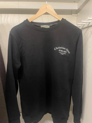 Sweatshirt  - Väldigt bra skick. Pris kan diskuteras vid snabb affär