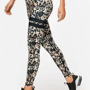 Stronger tights - Leopard färgade tränings byxor från stronger🐆tror att storleken är xxs eller xs. Tror ej att de sälja längre! Nypris runt 800kr