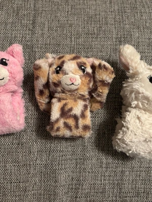 3 st armbandsgosedjur - 3st fina gosedjursarmband, en rosa, vit och leopardmönstrad. De har reflex och är perfekt att ha runt armen. Den rosa har ett litet hål i sig, skicka för fler bilder. Paketpris 75kr annars 30kr/st