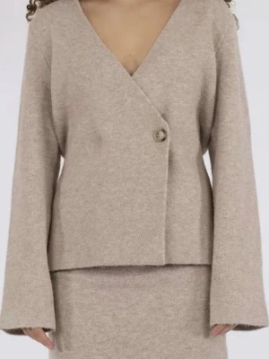 Beige omlottkofta med knapp - Stilren beige omlottkofta med en stor knapp framtill och djup V-ringning. Koftan har långa, vida ärmar och är gjord i ett mjukt, stickat material. Perfekt för en avslappnad men trendig look.