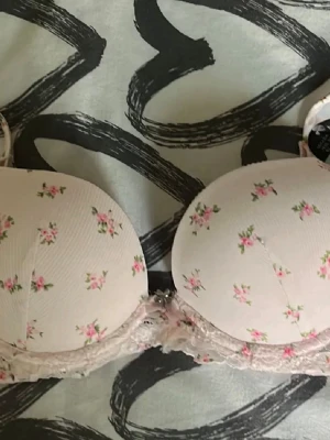 Blommig push-up bh  med spets - Säljer en super gullig push up bh i rosa. Den är helt ny med prislappen kvar💞