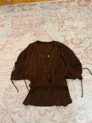 Brun blus zara - Sjukt söt blus från Zara, använd 1-2 gånger. Superskick!!!
