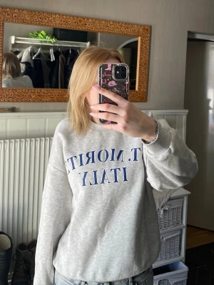 Sweetshirt💕🐾 - Grå sweeshirt. Använd några gånger, men inga skavanker.💕🐾