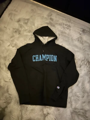 Vintage champion hoodie - champion hoodie med cool logga som är sydd, broderad champion logga på armen. Storlek L men passar bra som M med. tar byten.