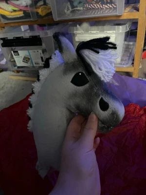 Handgjord käpphäst  - Unik handgjord käpphäst med zebramönster. Huvudet är sytt i mjukt tyg i grått, vitt och svart med svart-vit man av garn. Perfekt för lek och fantasi, enkel att hålla i och använda. Passar dig som gillar hästar och vill ha något personligt.