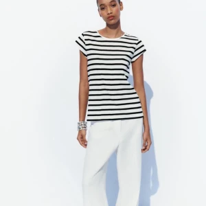 Randig t-shirt  - Denna randiga t-shirt har ett lite tjockare material än en vanlig t-shirt vilket gör den väldigt skön och snygg. Den passar till allt, både jeans och kostymbyxor. 