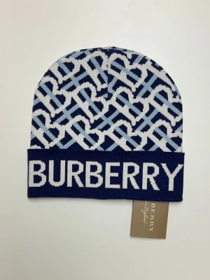 Burberry Mössa  - Helt ny aldrig använd. Storlek: One Size. Snabb frakt