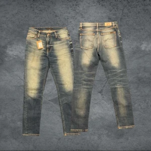 Nudie jeans - Snygga blå ”  nudie jeans ”  i en snygg urtvättad nyans, Storlek w26 L28, dock sitter jeansen mycket större än vad storleken säger skulle tippa på ungefär w29 L32