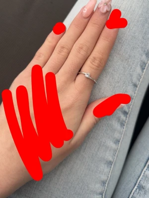 Smal silverring med hjärtdetalj från Pandora  - Säljer min ring från Pandora silvrig men ett litet hjärta på. Storlek 52 alltså cirka 16,80 från Pandora, RINGEN KOMMER I EN PANDORA ASK