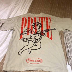 Y2k tröja  - Snygg y2k tröja från märket Prvtelondon. Storlek S men passar M och en liten L faktiskt. Använd typ 1 gång men det ser man inte såklart. Nypris: 850 kr utan tull  Mitt pris: 300kr! Inte fastpris! Inte helt fast