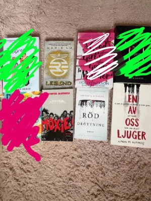 “Booktok” böcker bundle - VISSA BÖCKER ÄR SÅLDA. Säljer en stor bundle av 11 böcker som är i fint skick! Böckerna är på både svenska och engelska (som ni ser på bilderna) och är väl omhändertagna med små till inga defekter! Alla böcker är pocket/ stor pocket!