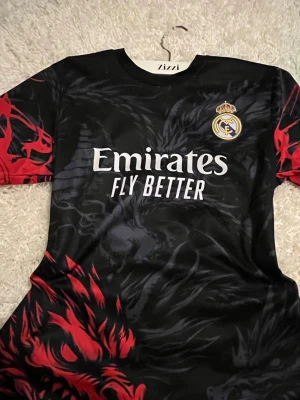 Fot bolls tröja  - En helt ny oanvänd fotbollströja. I storlek S -M. 