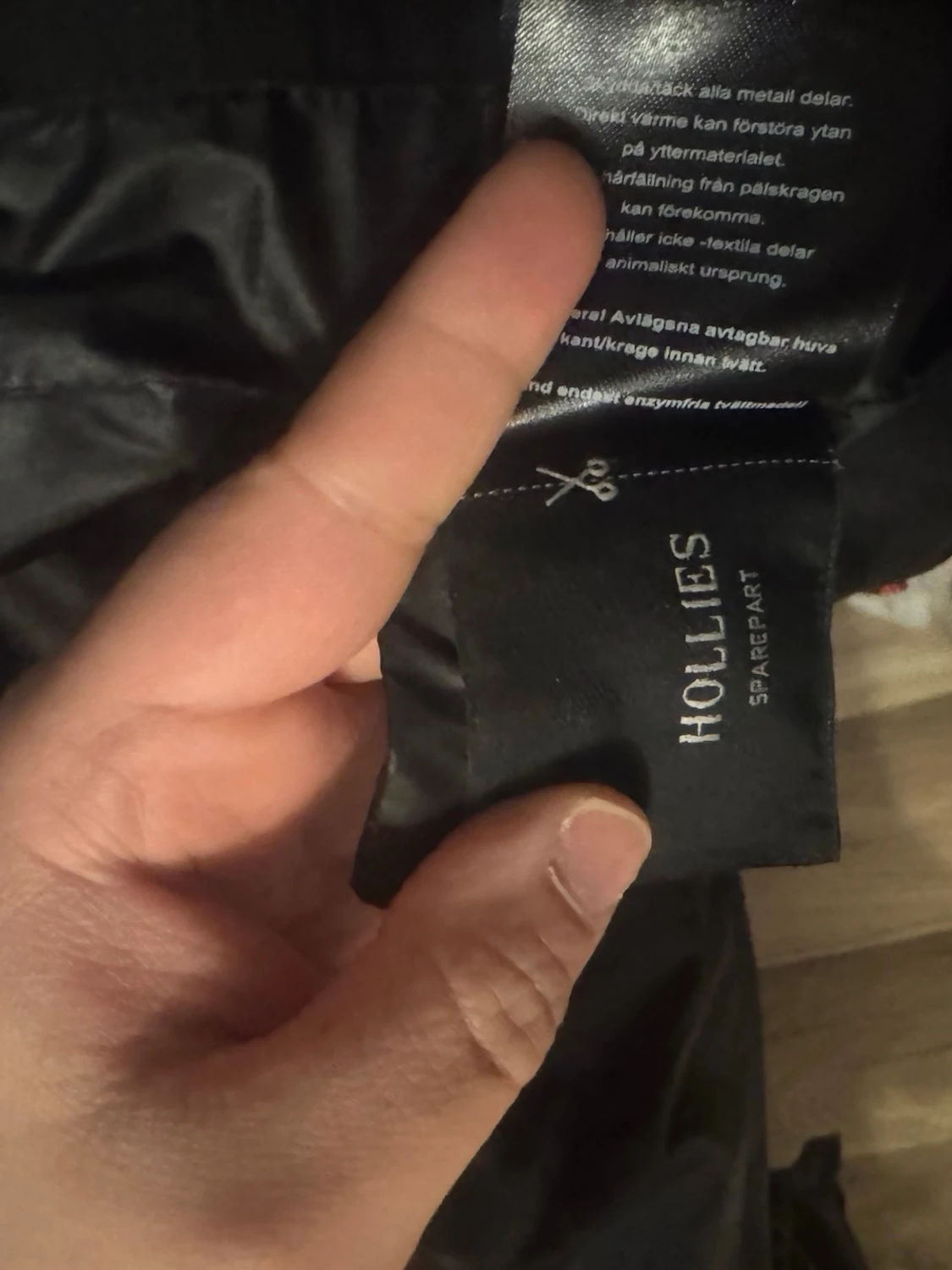 Svart dunjacka med pälskrage från Hollies - 6