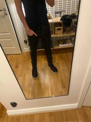 Replay anbass - Dessa tvärfeta replay anbass i storlek W31 L 32: Modellen är 181 och de sitter lite för tajt, skriv vid info/bilder