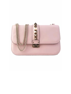 Ljusrosa Valentino handväska - Supersnygg ljusrosa handväska från Valentino i modell Glam lock i slätt läder med guldfärgade kedjor och coola pyramidformade nitar på locket. Den är använd men i väldigt bra skick. Den stora modellen