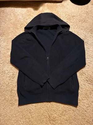 Sayless cardigan - Säljer en cardigan från sayless.                            Strl: Small.                                                                Färg: navy blue.                                                            Passar: 165-175.                                                         Nypris: 650.                                                              Bredd: 43cm.                                                                 Längd: 64.                            