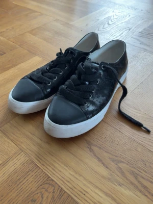 Svarta sneakers med stjärnor  - Säljer ett par snygga svarta sneakers från Esprit i storlek 37. Klassisk och stilren modell som passar till allt – perfekta till jeans, klänning eller vardagslook.  ✨ Svart ovandel ✨ Vita sulor ✨ Snörning framtill ✨ Bekväma och lätta ✨ Fint använt skick  Perfekta vardagsskor som funkar året runt 🤍  Hör av dig vid frågor eller om du vill ha fler bilder!