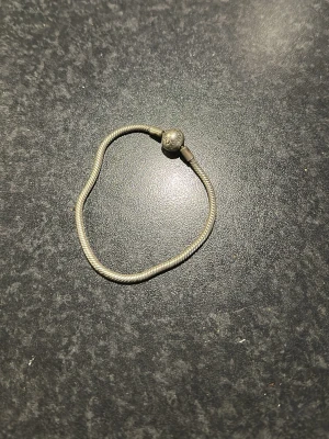 Pandora Silverfärgat ormkedjearmband - Snyggt silverfärgat armband i ormkedja med rund låsdel. Passar perfekt för att addera egna berlocker eller bära som det är för en clean look. Tillverkat i metall med en enkel och stilren design.