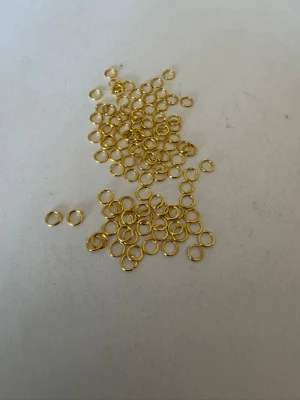 Ca 100 guldfärgade hopringar - Säljer av material som jag använt för att göra smycken. Har 2025 tillverkat och sålt smycken för över 50.000kr så är något folk uppskattar (om man håller låga priser) . Nu har jag dock tappat intresset så säljer av allt jag har. Kolla gärna in andra annonser   I denna annons hittar du hopringar för smyckestillverkning 