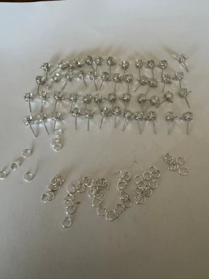 Örhängehållare + hopringar - Säljer av material som jag använt för att göra smycken. Har 2025 tillverkat och sålt smycken för över 50.000kr så är något folk uppskattar (om man håller låga priser) . Nu har jag dock tappat intresset så säljer av allt jag har. Kolla gärna in andra annonser   I denna annons hittar du material för att skapa 24 par örhöngen