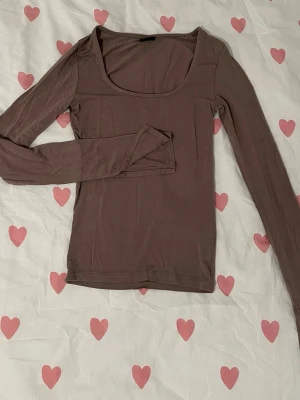 Brun långärmad topp Gina Tricot - Säljer en brun långärmad topp från Gina Tricot. Den är använd ett få antal gånger eftersom att den är för liten på mig. Ifall du har frågor så är det bara att fråga mig💕