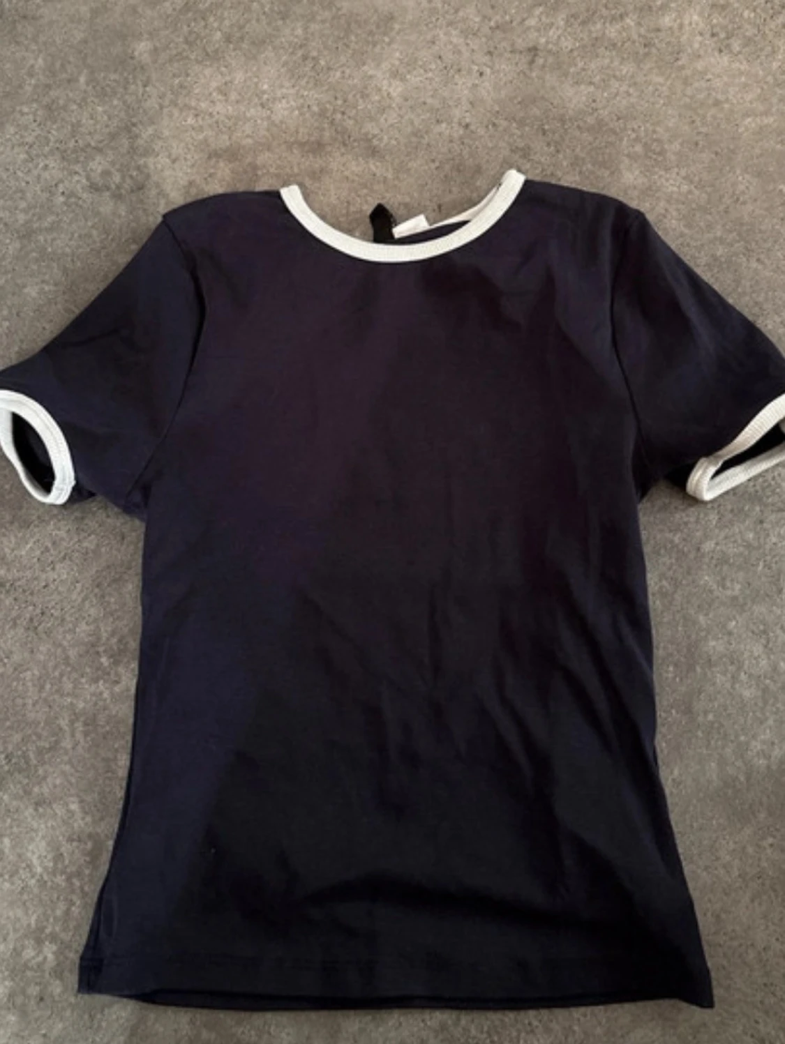 Svart t-shirt med vita detaljer