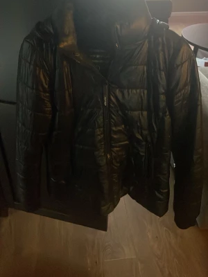  Calvin Klein jacka - Snygg svart pufferjacka från Calvin Klein med återvunnet material och REPREVE-isolering. Jackan har hög krage, dragkedja framtill och quiltad design som ger en modern look. Perfekt för kalla dagar och riktigt skön att bära.