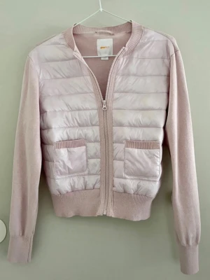 Rosa quiltad jacka Gina Tricot, stl 170 - Oanvänd quiltad cardiganjacka från Gina Tricot. Superfin både som jacka och som tröja/kofta. Stl 170, passar som XS.  
