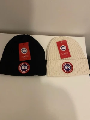 Mössa - Jag säljer dessa två oanvända mössorn för samma pris. Vid köp så fraktar jag inom 1-2 dagar.