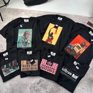 Svart Weekend Offender t-shirt - (Finns i XS-S-M-L-XL) Cool svart t-shirt från Weekend Offender med olika grafiska tryck på framsidan. T-shirten har rund halsringning och korta ärmar. Perfekt för dig som är mer inne på hooligan stilen eller om du vara vill ha en rolig t shirt