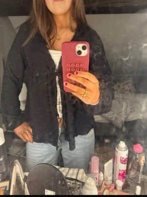 Svart kofta/blus med knytning framtill - Säljer en svart kofta med knytning framtill och långa ärmar. Helt nytt skick och nästan inget använd🤗