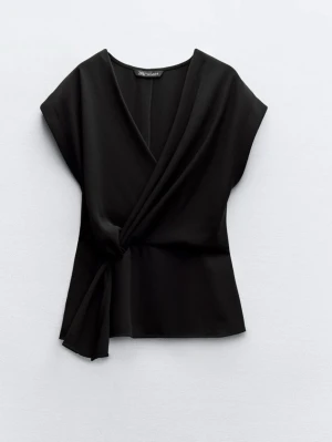 Snygg Zara topp - Säljer denna snygga topp ifrån Zara!! Toppen är i storlek Xs men passar även som S. Den är även i mycket fint skick ❣️