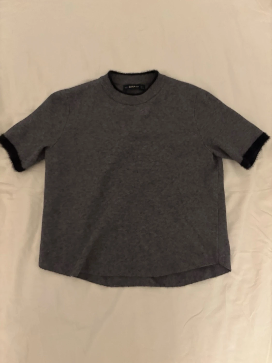 Grått set med kjol och topp - 1