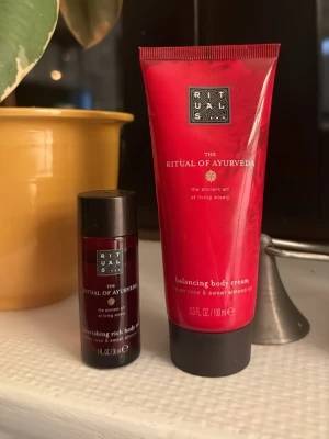 Rituals röda hudkräm och kroppsolja - Säljer dessa som bara står i skåpet, luktar väldigt gott men jag smörjer mig aldrig så de används inte. Mycket kvar i båda, mer än halvfulla, oljan är knappt använd alls. Nypris för båda tillsammans drygt 200kr 