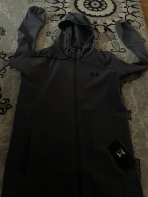  hoodie  Under Armour - Helt ny inte använd storlek s 