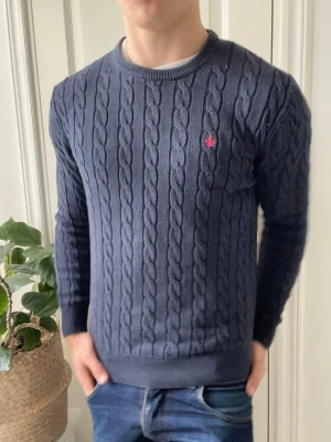 Morris kabbel stickad tröja  - Morris kabbel stickad tröja, Inga defekter! Modellen i bilderna är 180 cm 75 kg och bär Storlek M , Kom med frågor! 🌟 (Kan gå ned i pris vid köp av paket 😉) 