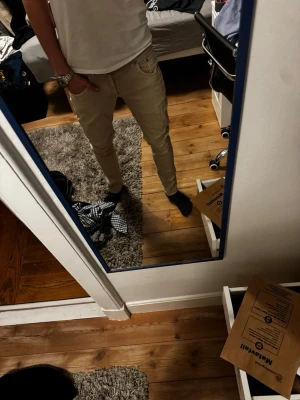 Dondup Chinos  - Snygga beiga Dondup chinos | Kanon skick | Modellen på bilden är 182 och väger 70 kg | P062