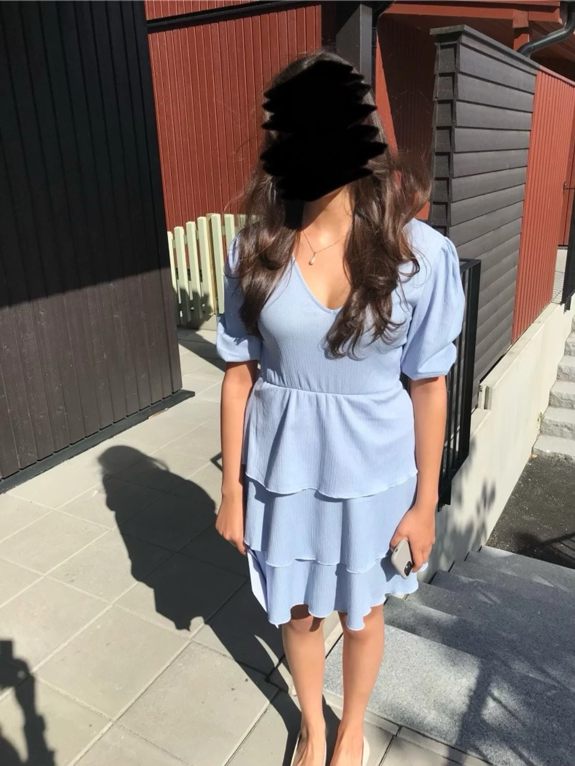 Ljusblå volangklänning med v-ringning