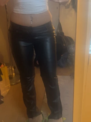 Svarta skinnbyxor - Skinnbyxor från Bik Bok🩷