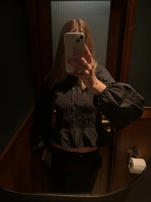 Svart blus från Nelly - Super fin skjortblus från Nelly i storlek 38