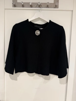 Zara bolero - Svart bolero/kofta från Zara, helt ny med prislapp kvar. Storlek M💞