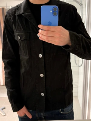 Oscar Jacobsson Overshirt - Otroligt snygg overshirt som passar perfekt nu till våren. Fint skick i Strl M utan defekter. Tveka inte på att slå till på årets vårjacka 😃/ N&V