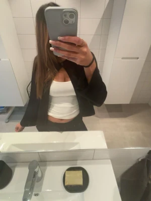 Svart kofta  - En svart kofta från Gina trico. Knappt använd och säljer för den inte kommer till använd. Jätte basic och passsr till allt!